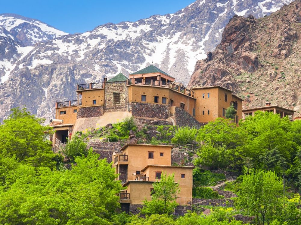 Un village de pierre au pied des sommets enneigés du Toubkal, à Imlil