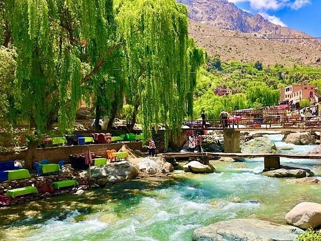 La rivière de l’Ourika à Setti Fatma, ses saules et ses tables au bord de l’eau