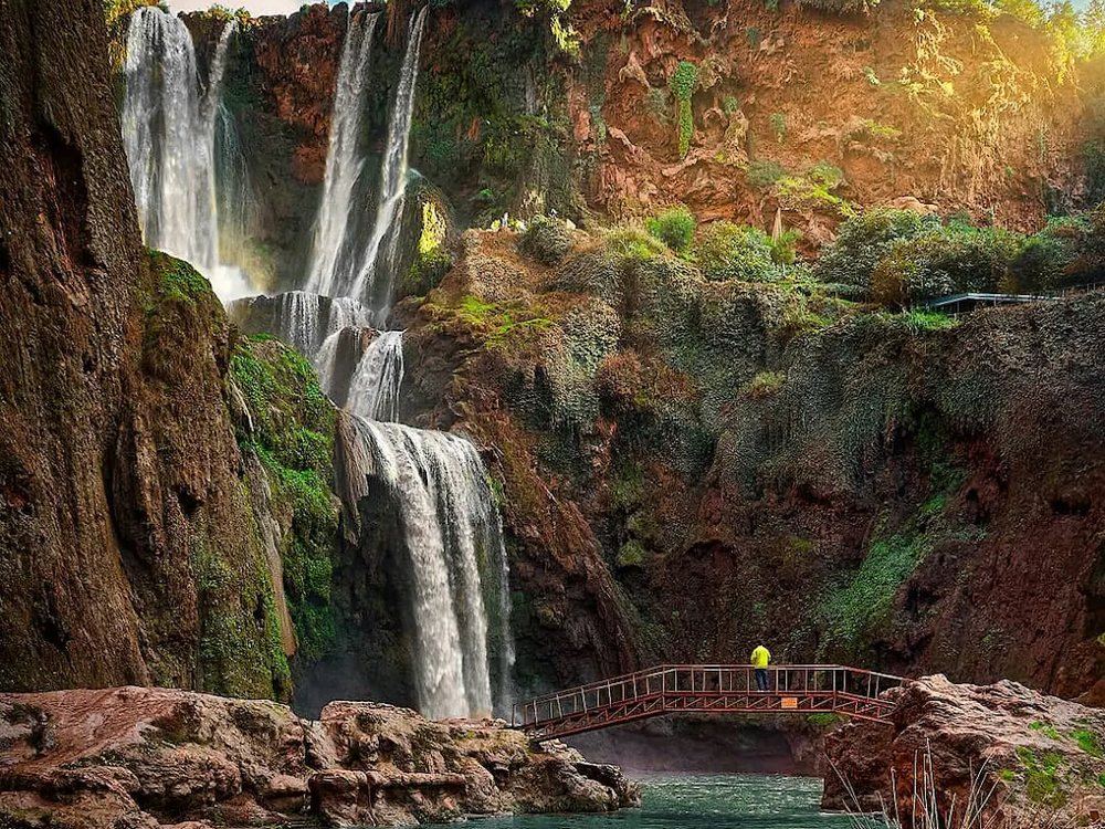 Les cascades d’Ouzoud vues d’en bas, avec la passerelle et le bassin