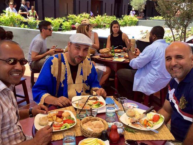 Gemeinsames Essen mit einer Reisegruppe