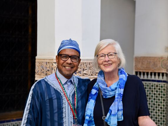 Mit einer Besucherin im Bahia-Palast