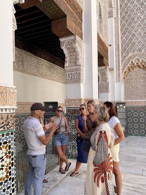 Adil commentant un monument devant un petit groupe