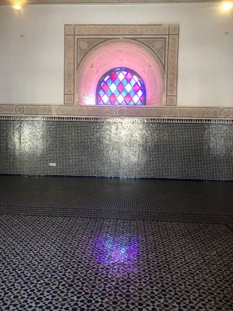 Une allée carrelée dans la cour du palais de la Bahia