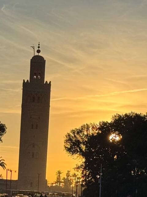 Le minaret de la Koutoubia devant un coucher de soleil doré