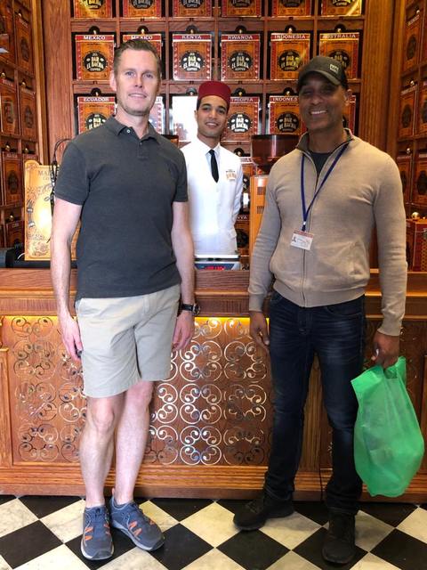 Adil et un visiteur dans un café de Marrakech
