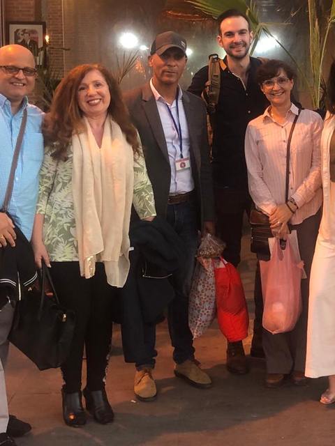 Un groupe avec Adil à la fin d’une sortie en soirée