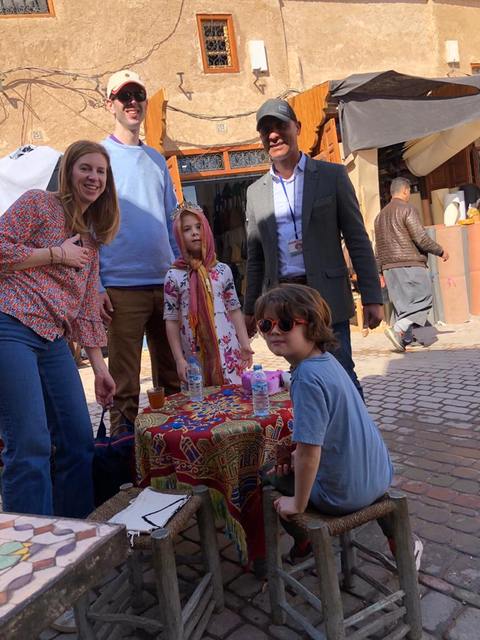 Une famille avec deux enfants autour d’une table à thé dans le souk