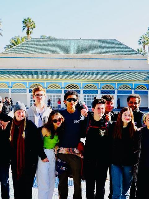 Un groupe scolaire avec Adil dans la cour du palais de la Bahia