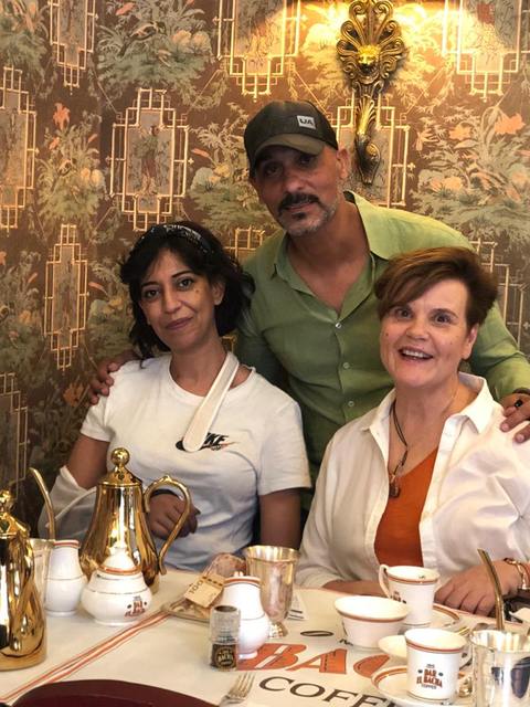 Adil avec deux visiteuses autour d’un café à Dar el Bacha