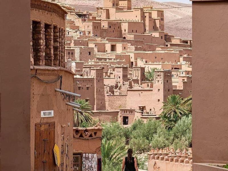 Le ksar de terre d’Aït Ben Haddou au-dessus des palmiers