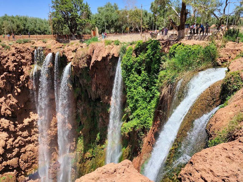 Le sommet des cascades d’Ouzoud, entre oliviers et roche rouge