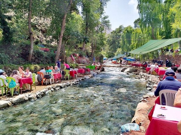 Des tables installées les pieds dans la rivière, dans la vallée de l’Ourika