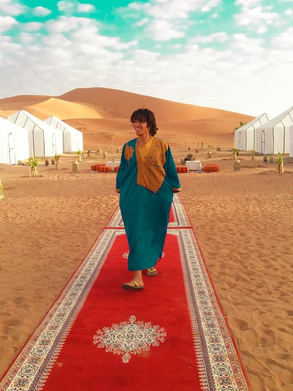 Le campement dans les dunes, tentes blanches et tapis