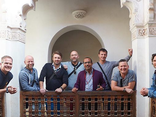 Reisegruppe auf der Galerie eines Riads